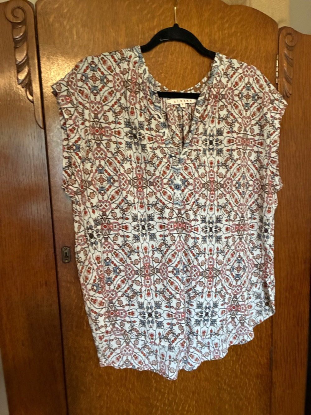 XiRENA Sleeveless V-Neck Blouse in Cream, Rust and Navy